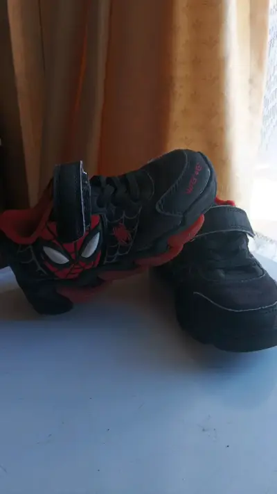 Zapatillas de niño Spiderman negras y rojas - miniatura 1