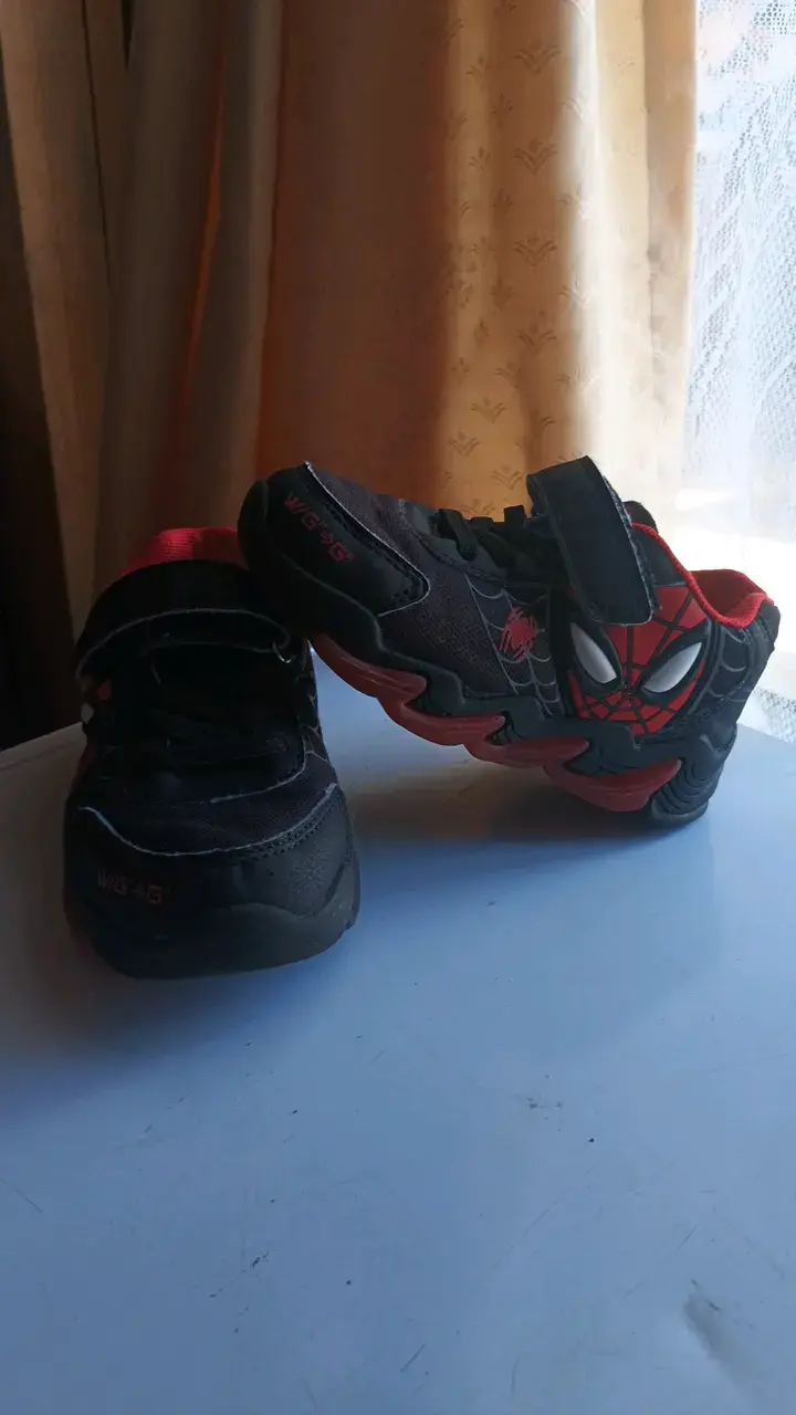 Zapatillas de niño Spiderman negras y rojas - 2