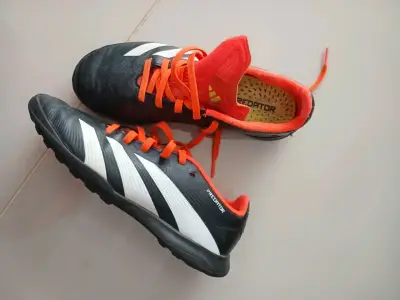 Zapatillas de fútbol Adidas Predator negras y naranjas - miniatura 1
