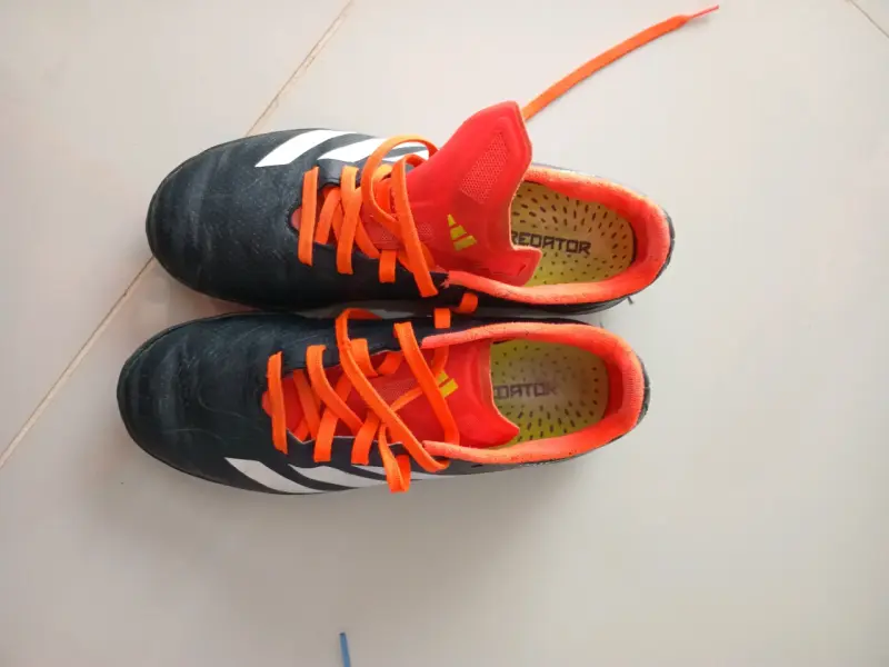 Zapatillas de fútbol Adidas Predator negras y naranjas - 2