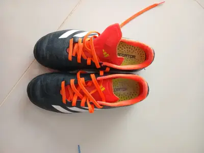 Zapatillas de fútbol Adidas Predator negras y naranjas - miniatura 2