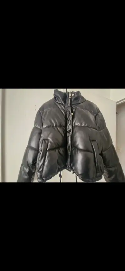 Chaqueta acolchada negra de cuero sintético - miniatura 1