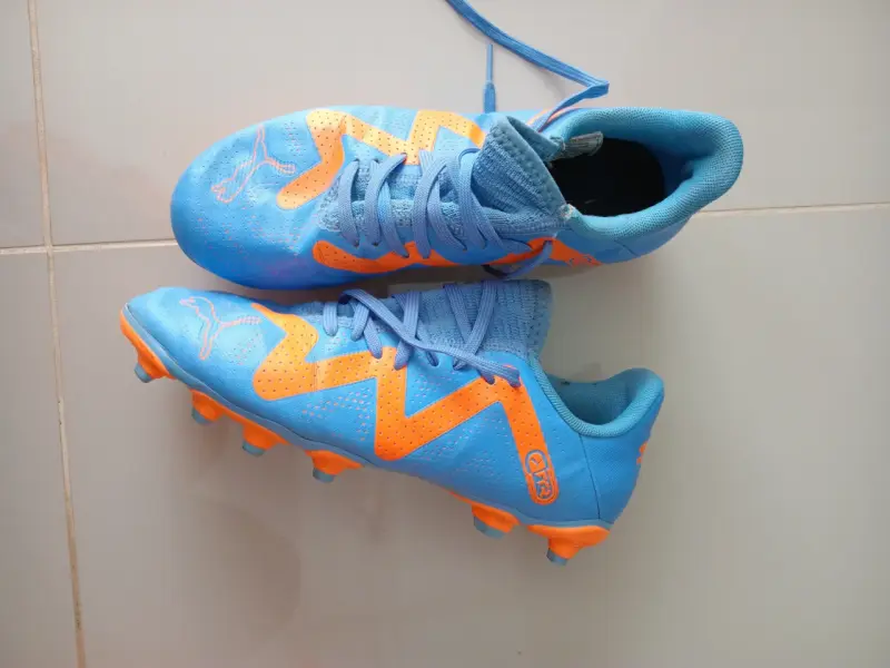 Zapatillas de fútbol Puma azules y naranjas - 1