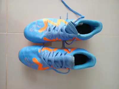 Zapatillas de fútbol Puma azules y naranjas - miniatura 2