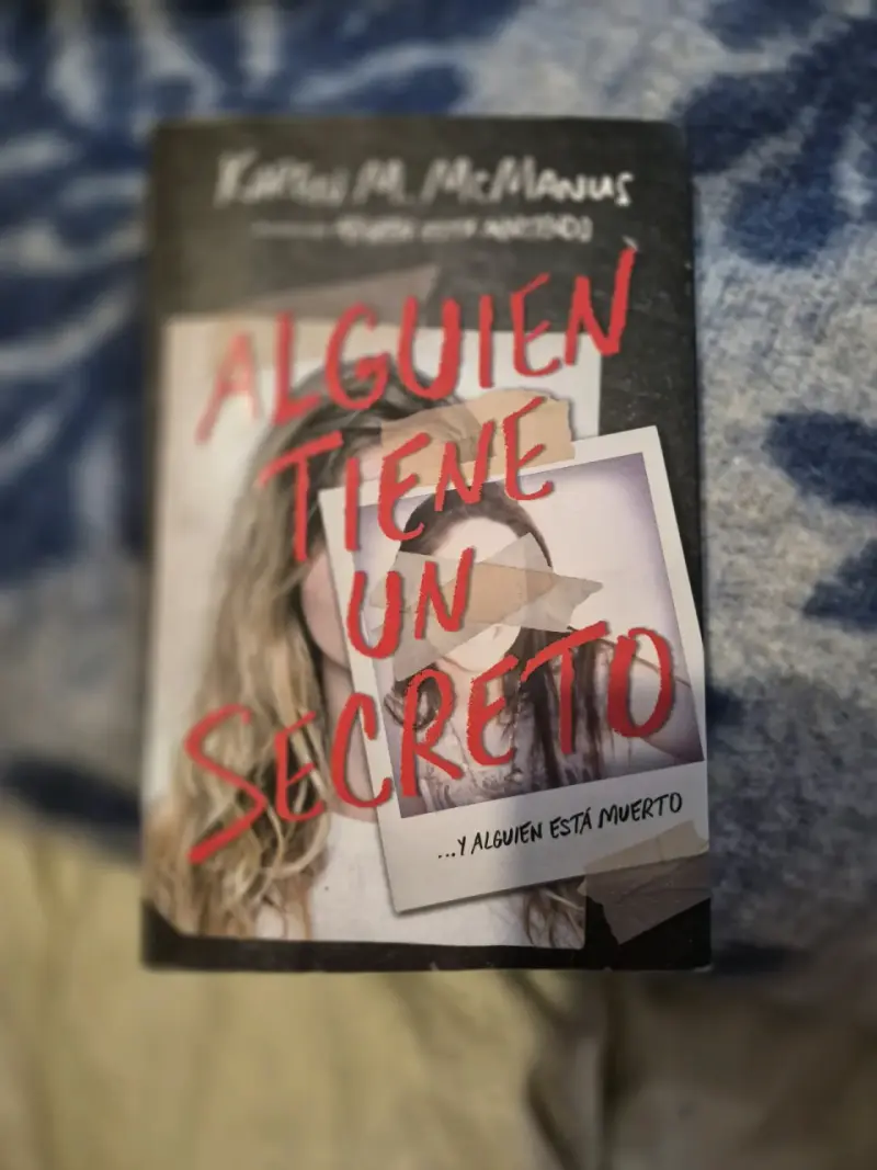 Libro 'Alguien Tiene Un Secreto' de Karen M. McManus