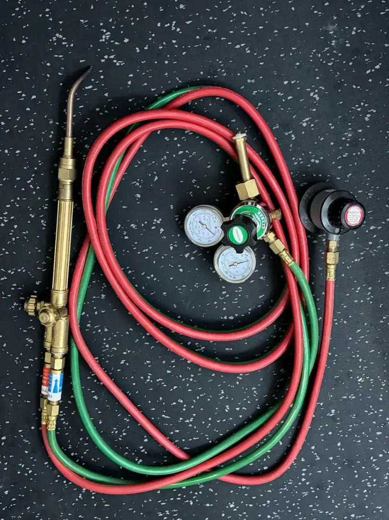 Soplete de oxiacetileno con mangueras y reguladores