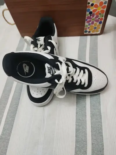 Zapatillas Nike blancas y negras talla 43-44 - miniatura 2