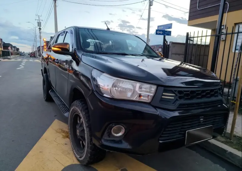 Camioneta Toyota Hilux 4x2 Negra en Buen Estado - 1