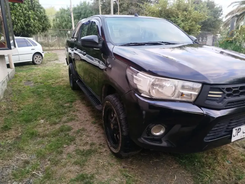 Camioneta Toyota Hilux 4x2 Negra en Buen Estado - 2