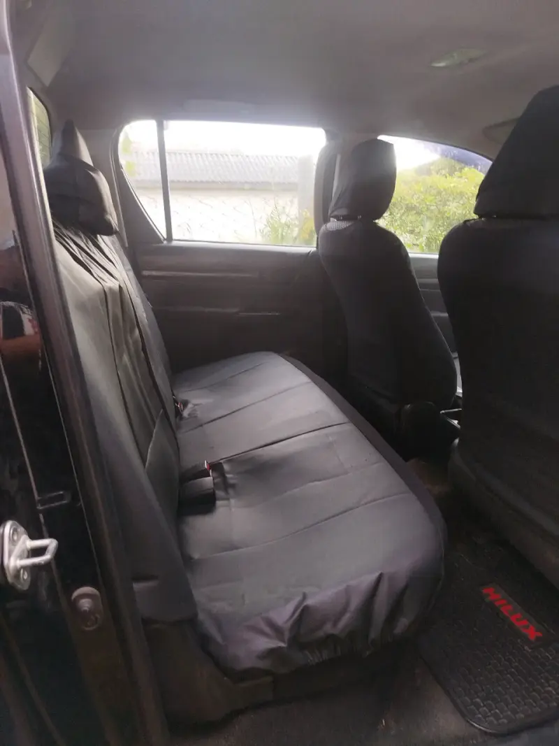 Camioneta Toyota Hilux 4x2 Negra en Buen Estado - 3