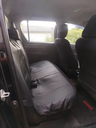 Camioneta Toyota Hilux 4x2 Negra en Buen Estado - miniatura 3