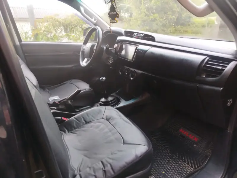 Camioneta Toyota Hilux 4x2 Negra en Buen Estado - 4