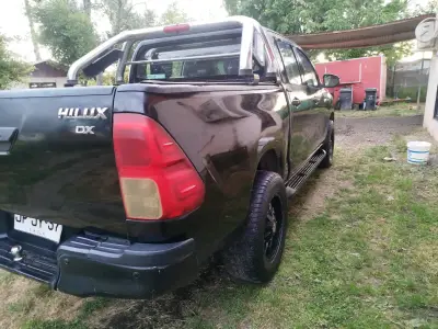 Camioneta Toyota Hilux 4x2 Negra en Buen Estado - miniatura 5