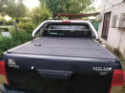 Camioneta Toyota Hilux 4x2 Negra en Buen Estado - miniatura 6