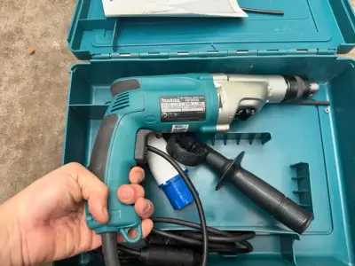 Taladro percutor Makita HP2050 con estuche - miniatura 1