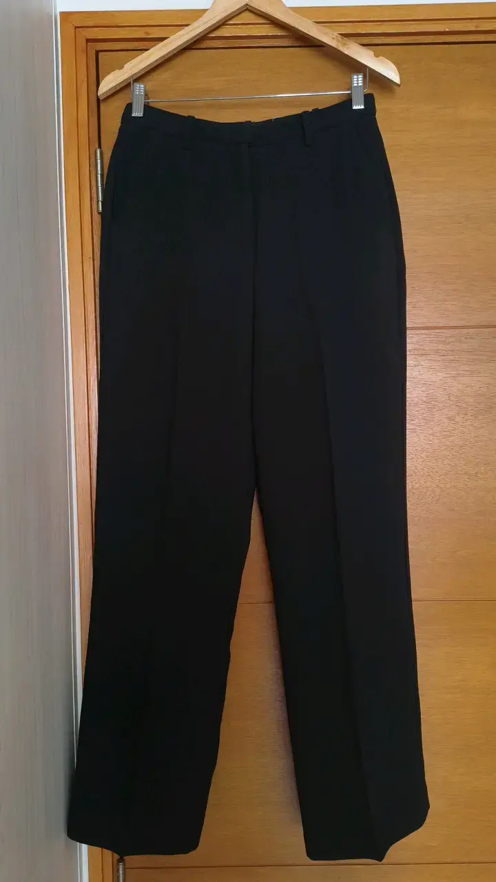 Pantalones de vestir negros.