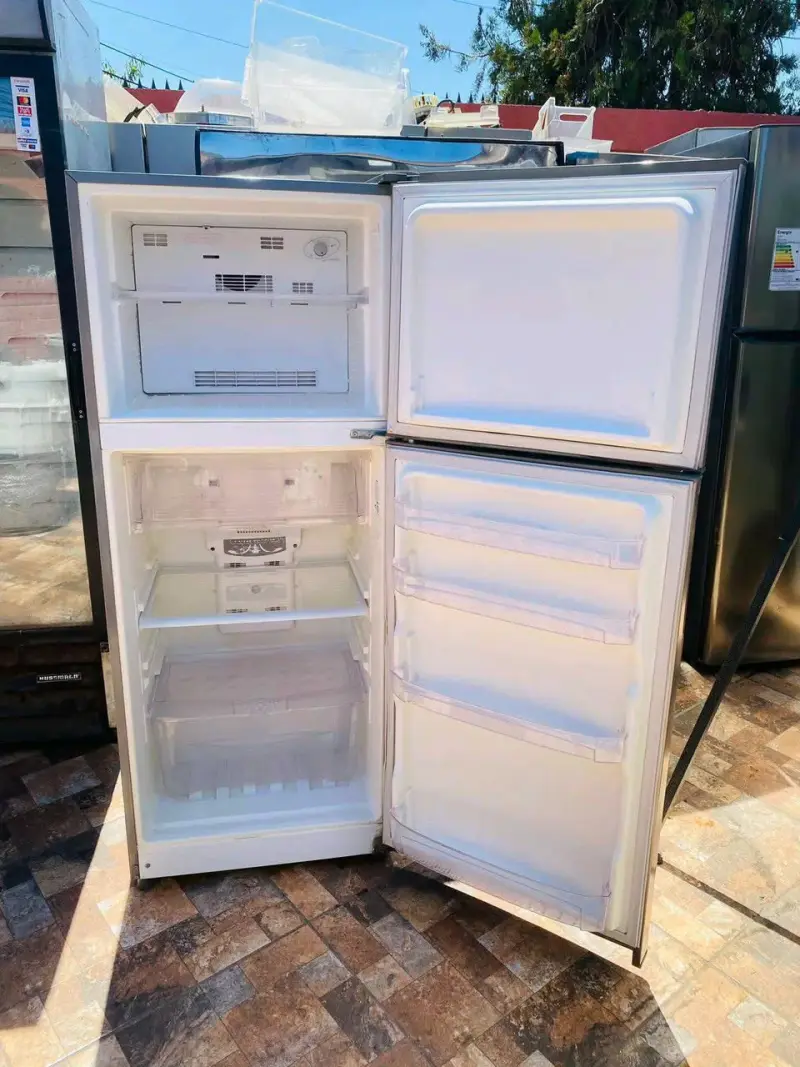 Refrigerador de acero inoxidable con congelador superior - 2