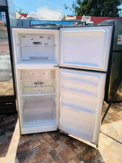 Refrigerador de acero inoxidable con congelador superior - miniatura 2