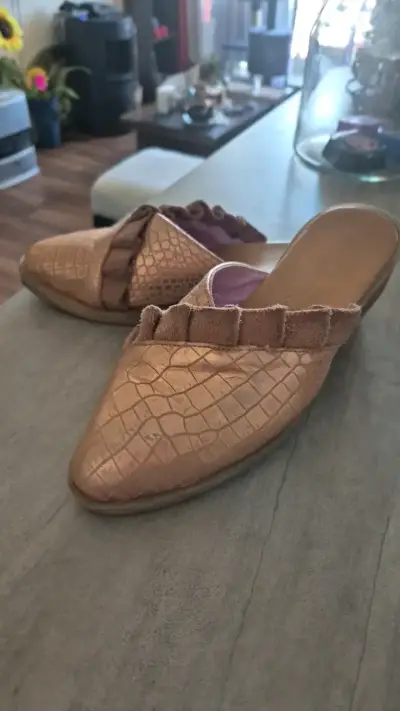 Zapatos mule dorados con textura de cocodrilo - miniatura 1