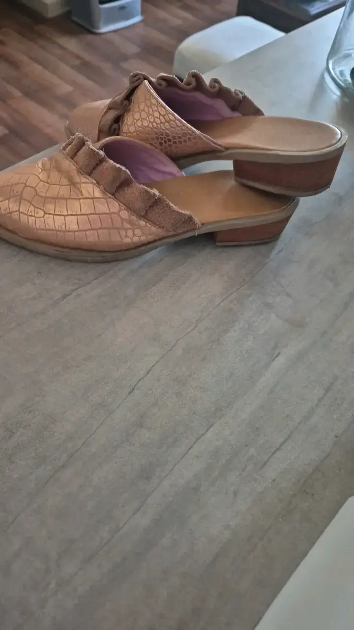 Zapatos mule dorados con textura de cocodrilo - 2