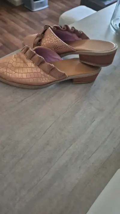 Zapatos mule dorados con textura de cocodrilo - miniatura 2