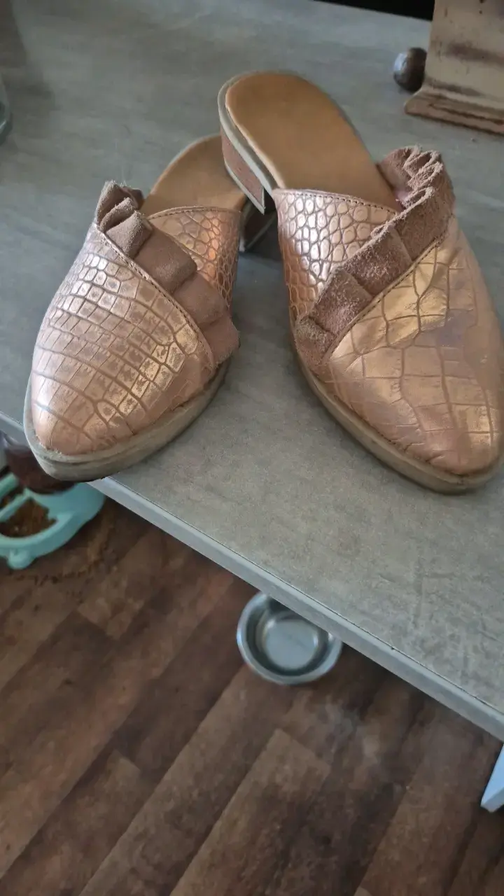 Zapatos mule dorados con textura de cocodrilo - 3