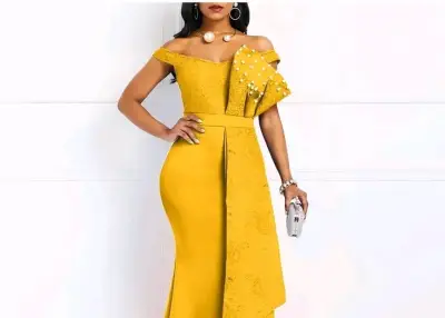 Vestido elegante de noche amarillo con detalle de perlas - miniatura 1