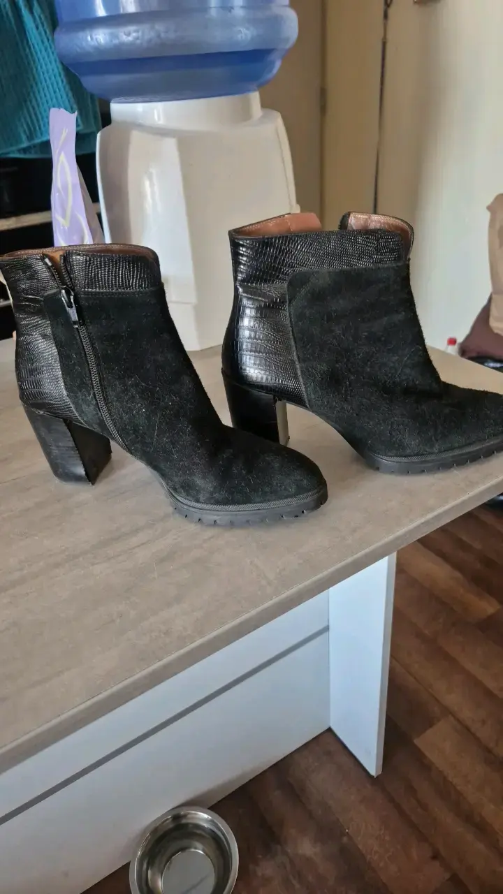Botines de cuero negro con tacón alto - 1