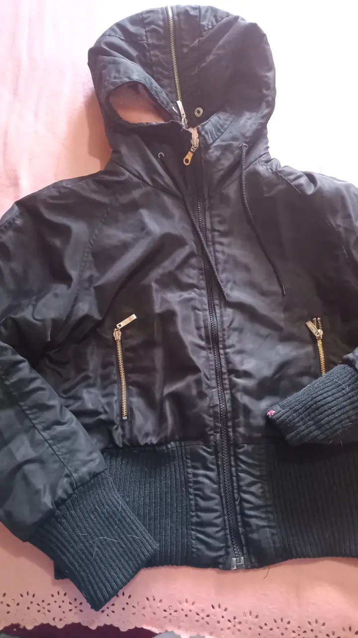 Chaqueta negra con capucha y forro interior - 1