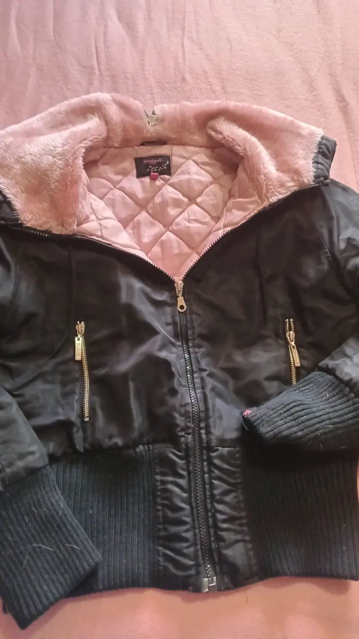 Chaqueta negra con capucha y forro interior - 2