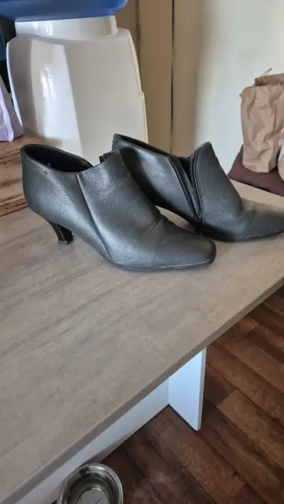 Botines de cuero negro con tacón bajo - miniatura 1
