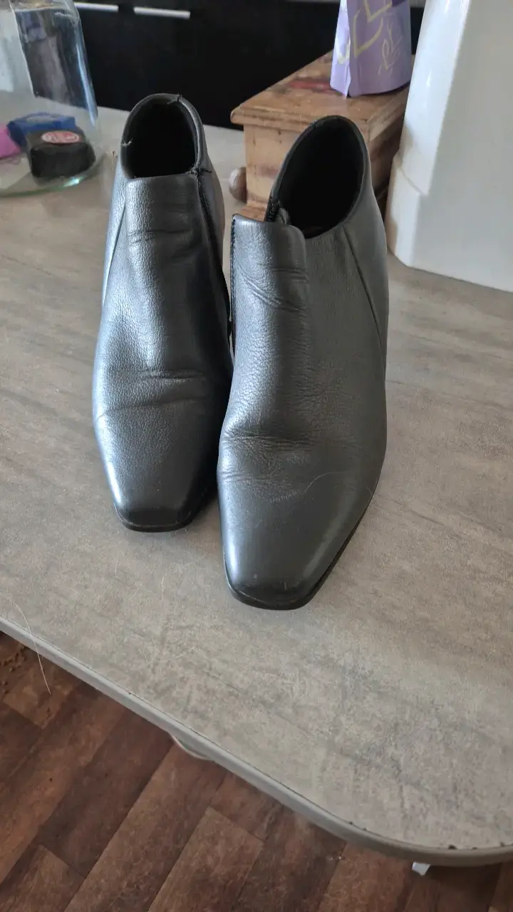 Botines de cuero negro con tacón bajo - 2