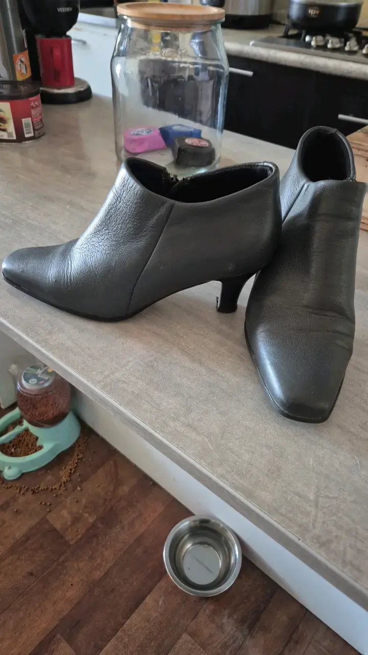 Botines de cuero negro con tacón bajo - 3