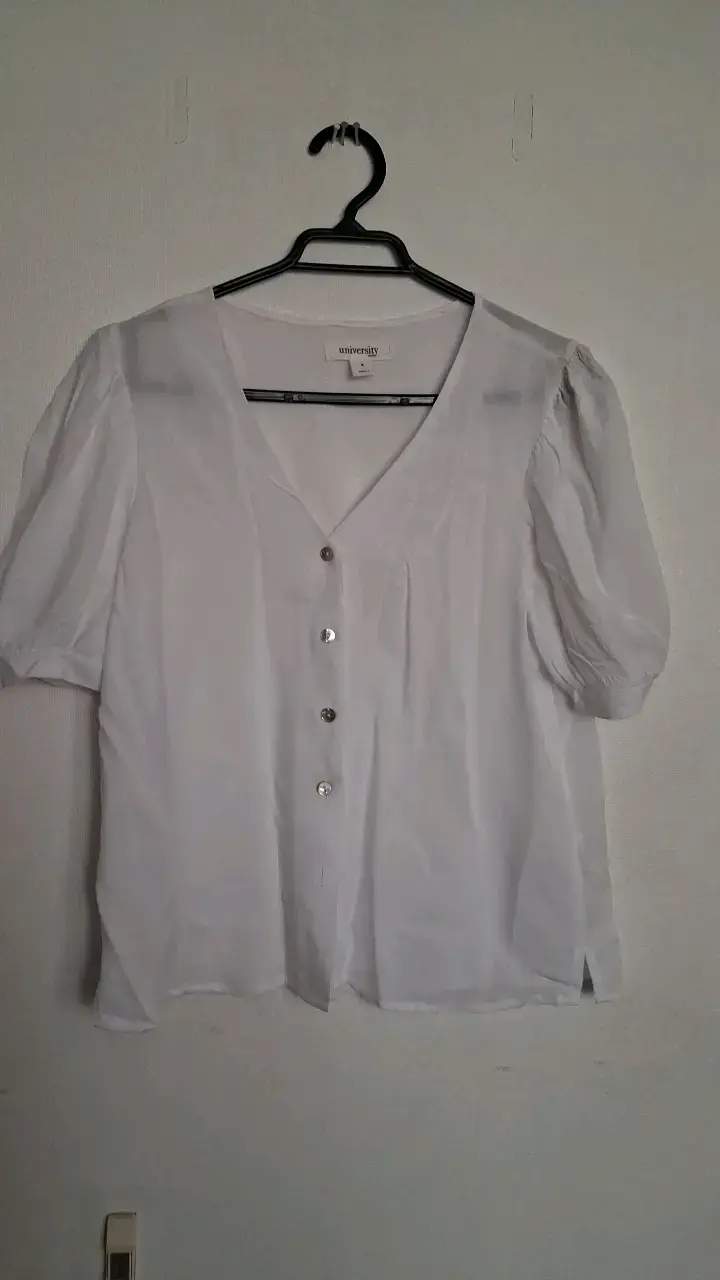 Blusa blanca de mujer con botones