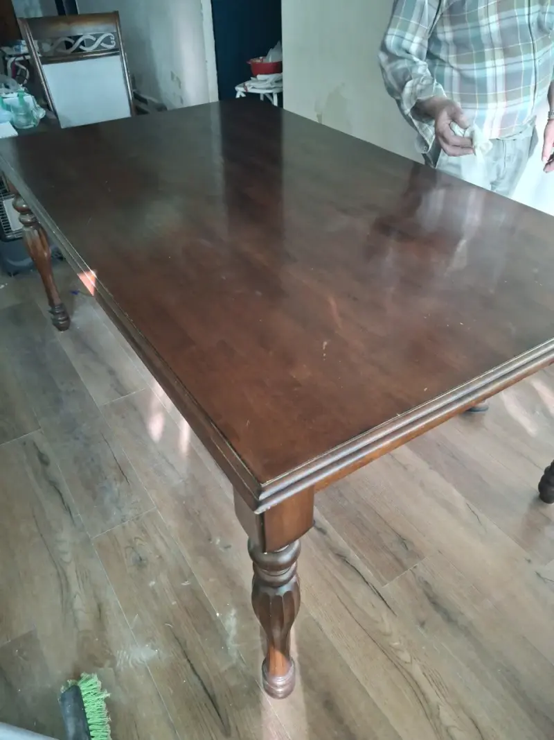 Mesa de comedor de madera clásica - 1