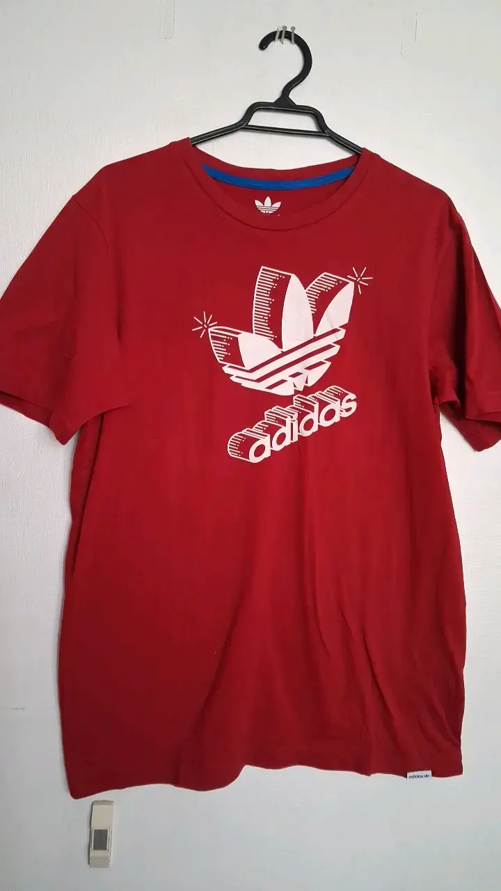 Polera roja Adidas con logo grande