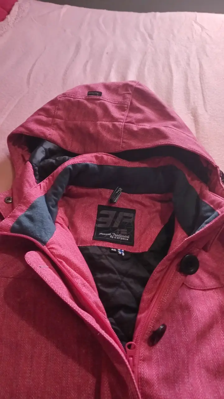Chaqueta roja con capucha para mujer - 1