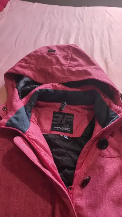 Chaqueta roja con capucha para mujer - miniatura 1