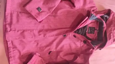 Chaqueta roja con capucha para mujer - miniatura 2