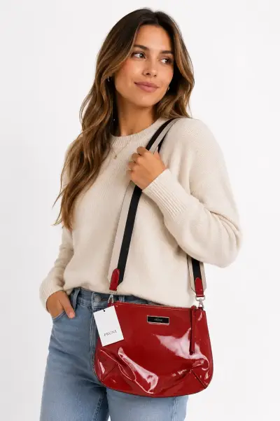 Cartera roja de charol Prüne con correa ajustable - miniatura 1