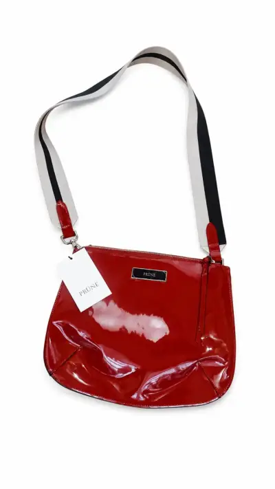 Cartera roja de charol Prüne con correa ajustable - miniatura 2