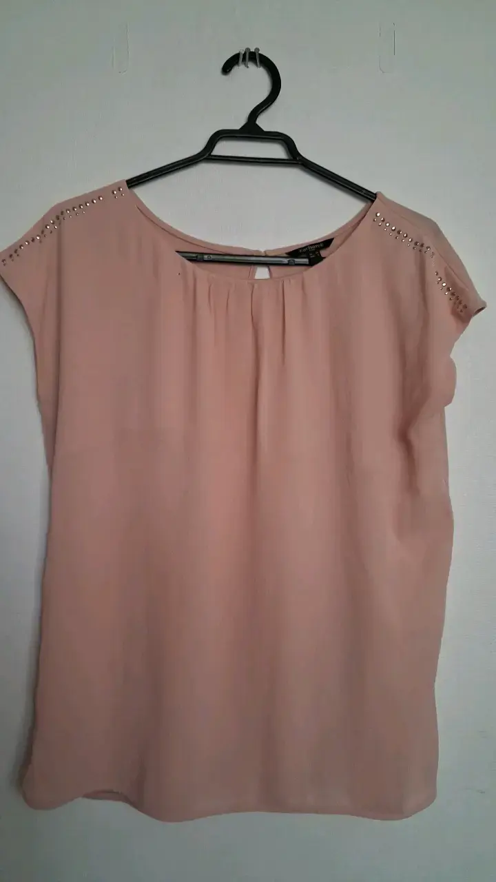 Blusa rosa con detalles de tachas