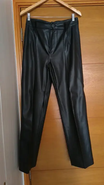 Pantalones de cuero sintético negro. - miniatura 1