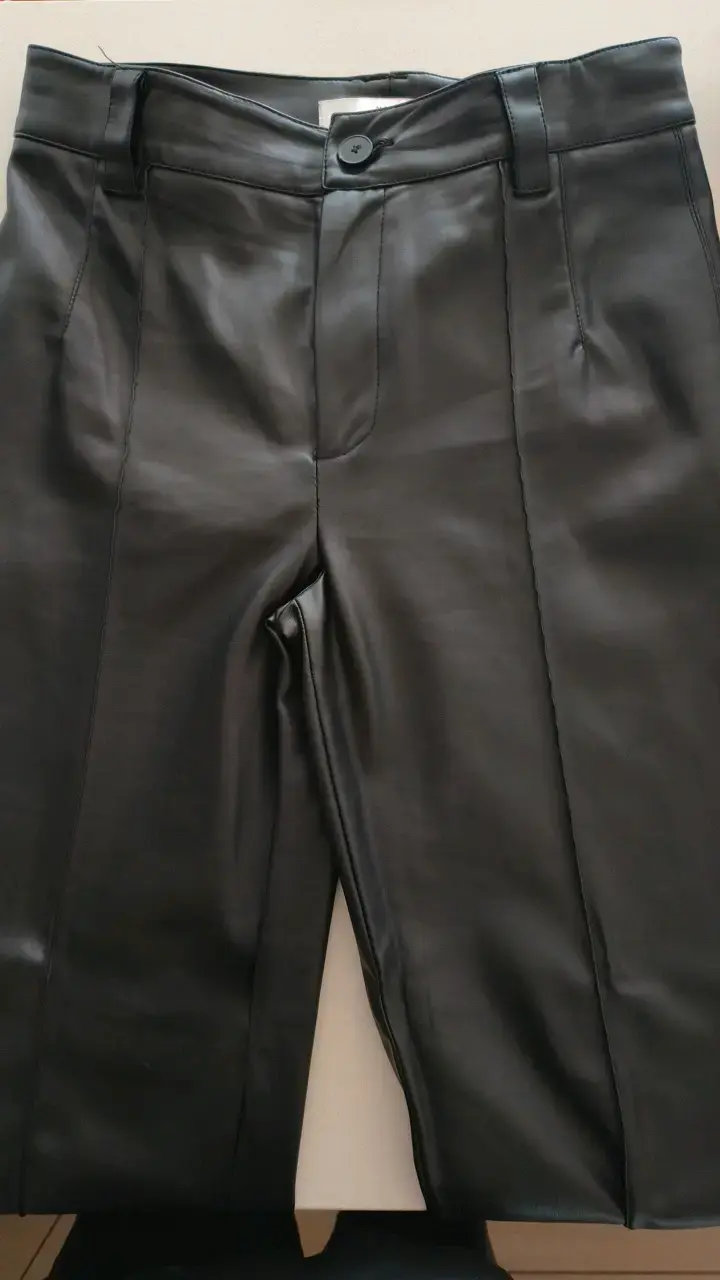 Pantalones de cuero sintético negro. - 2