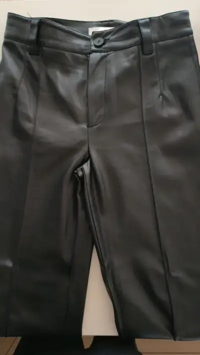 Pantalones de cuero sintético negro. - miniatura 2