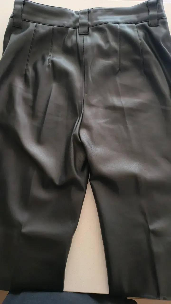 Pantalones de cuero sintético negro. - 3