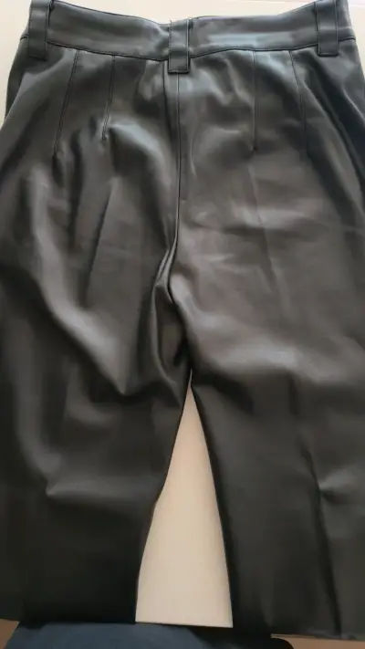 Pantalones de cuero sintético negro. - miniatura 3