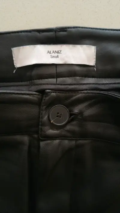 Pantalones de cuero sintético negro. - miniatura 4