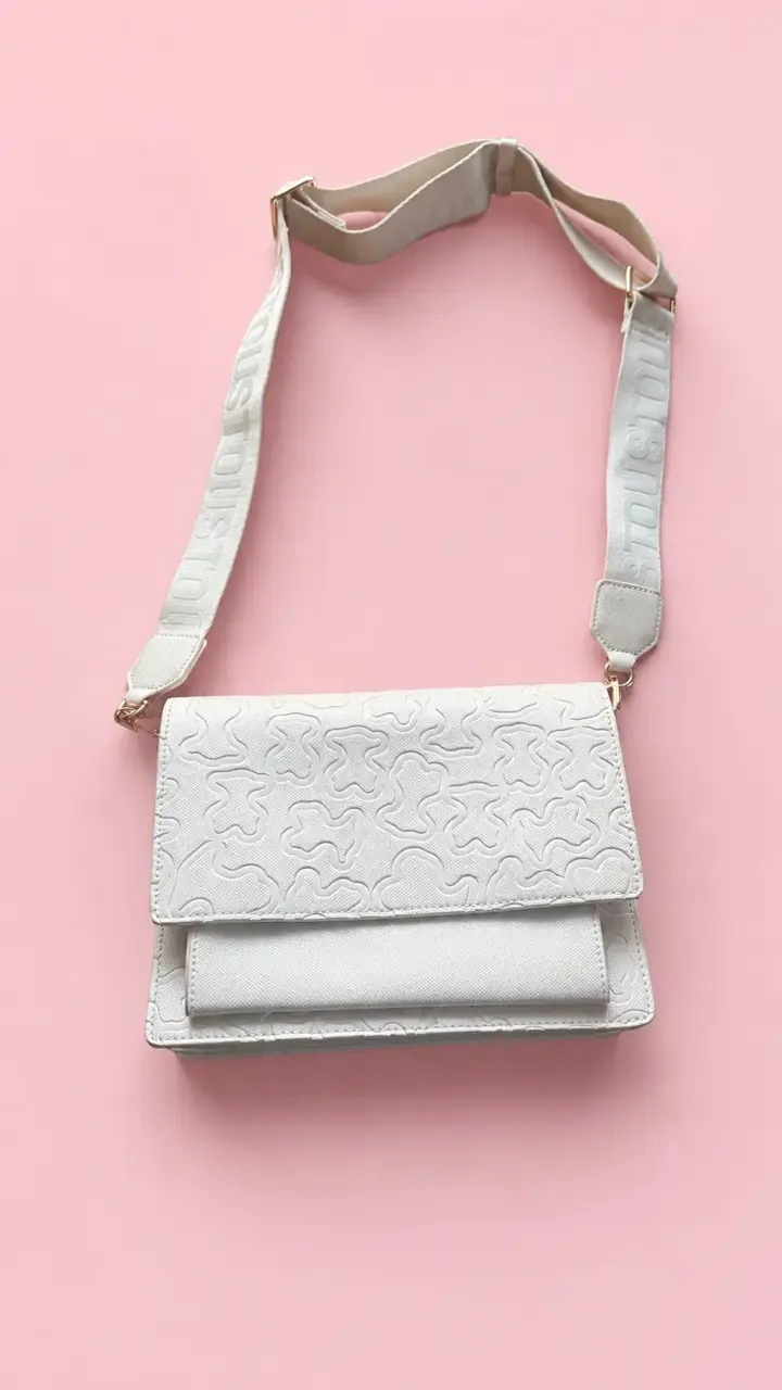 Bolso cruzado blanco con diseño grabado - 1