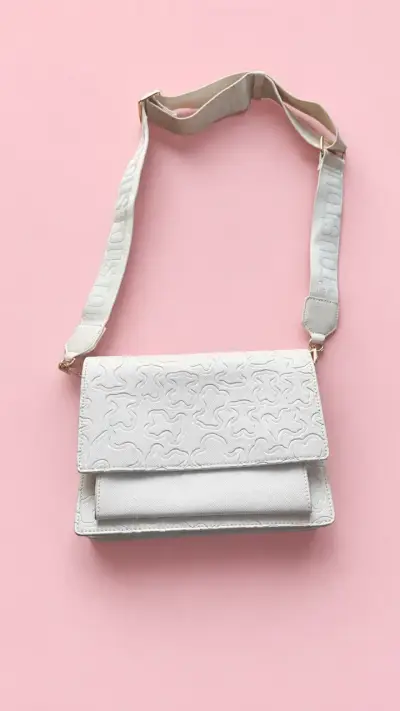 Bolso cruzado blanco con diseño grabado - miniatura 1